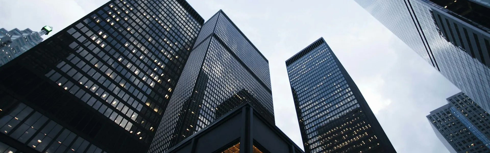 Fachadas de edificios de oficinas vistas desde la calle
