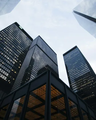Fachadas de edificios de oficinas vistas desde la calle
