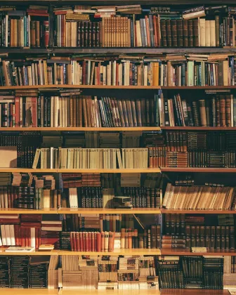 Estanterías de una biblioteca con libros de consulta