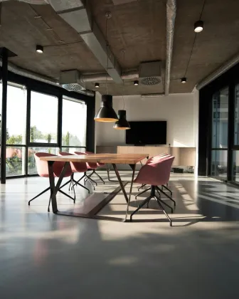 Sala de reunión con mesa de madera y luz natural