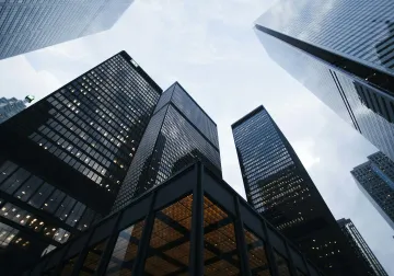 Fachadas de edificios de oficinas vistas desde la calle