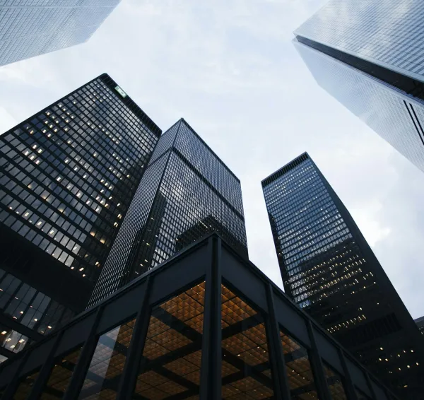 Fachadas de edificios de oficinas vistas desde la calle