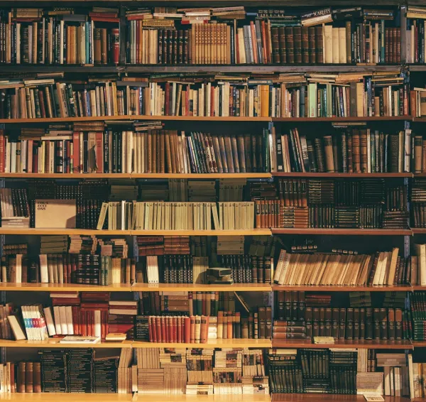Estanterías de una biblioteca con libros de consulta