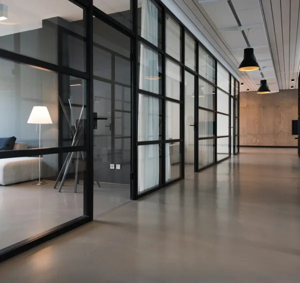 Pasillo de oficinas con salas de reunión acristaladas