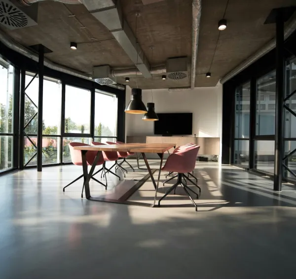 Sala de reunión con mesa de madera y luz natural
